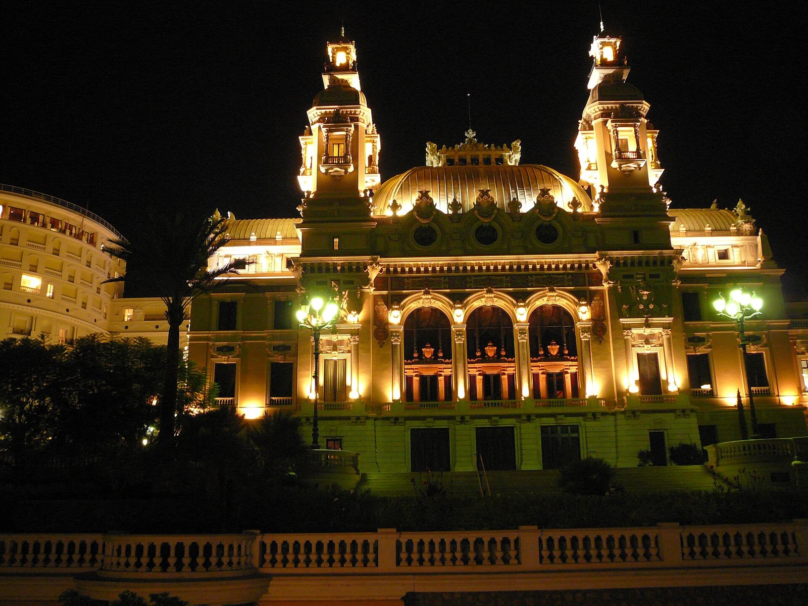 Opéra de Monte-Carlo illuminé la nuit, côté mer, où se tient le Monte-Carlo Jazz Festival