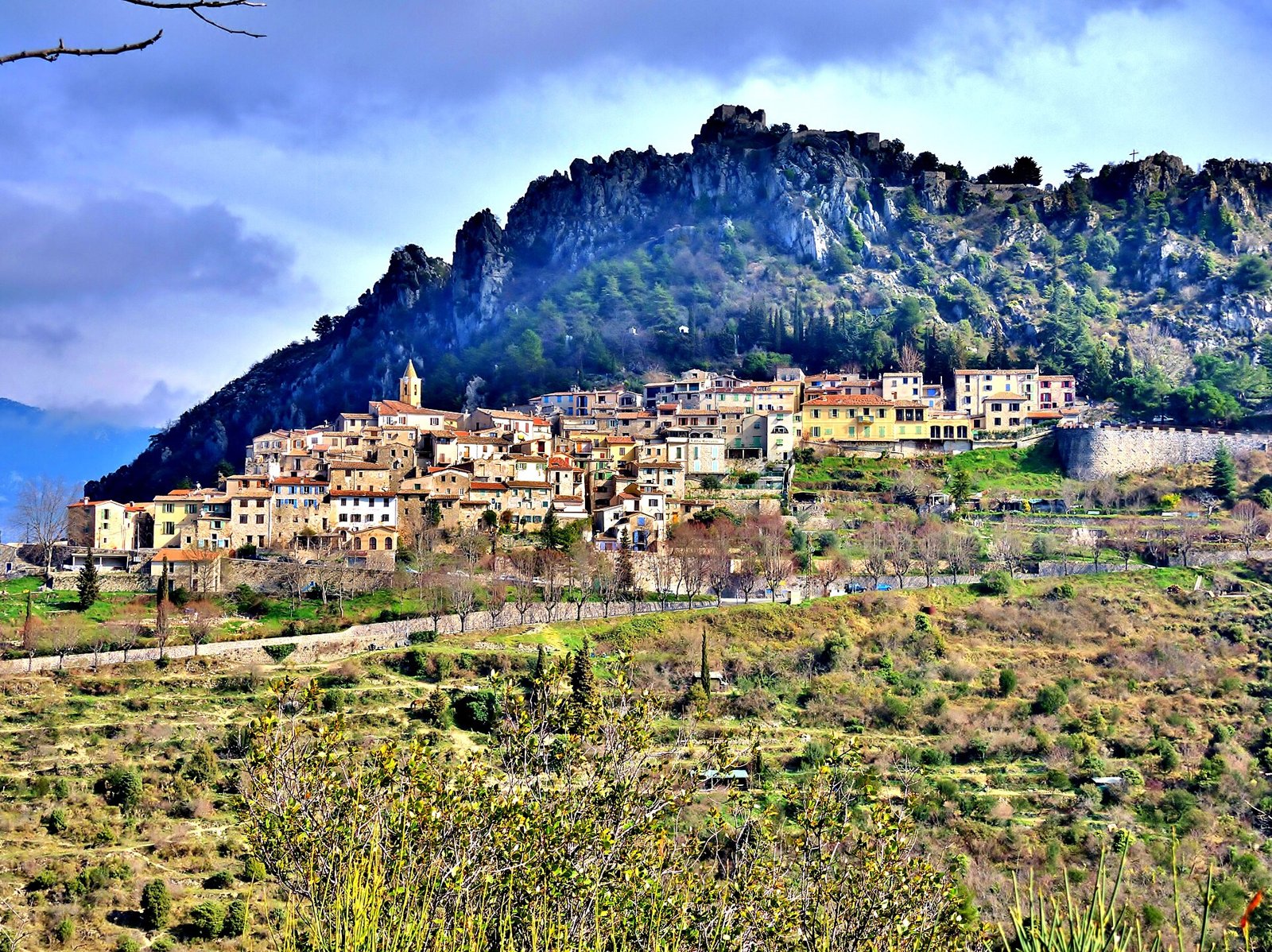 Village perché de Sainte-Agnès au pied de sa falaise, au-dessus de Menton