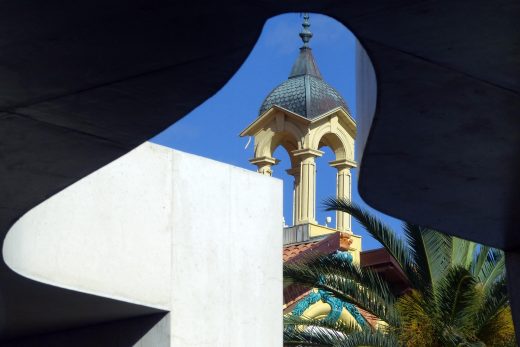 Courbes blanches d’une architecture contemporaine encadrant un clocher baroque de Menton