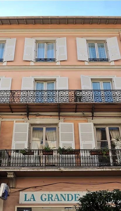 Façade Art Déco de l'Hôtel Louvia à Menton