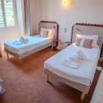 Chambre faChambre familiale avec lit double et lit simple, Hôtel Louvia à Mentonmiliale avec lit double et lit simple, Hôtel Louvia à Menton