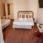 Chambre familiale avec bureau, télévision et lits double et simple, Hôtel Louvia Menton