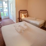 Chambre familiale avec balcon, lit double et lit simple, Hôtel Louvia à Menton