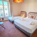 Chambre familiale avec balcon vue montagne, lit double et lit simple, Hôtel Louvia Menton