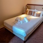 Chambre avec lit double et tête de lit Art Déco à l'Hôtel Louvia à Menton