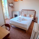 Chambre double avec cheminée décorative et ventilateur de plafond, Hôtel Louvia Menton