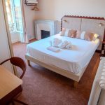 Chambre double avec bureau et cheminée, Hôtel Louvia à Menton