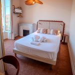 Chambre double lumineuse avec cheminée et fenêtre, Hôtel Louvia Menton