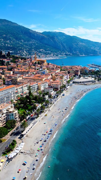 Vue aérienne de la vieille ville de Menton, Hôtel Louvia